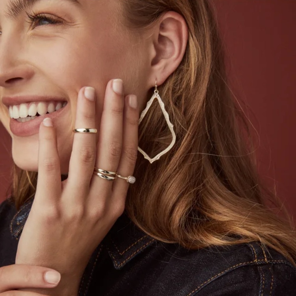 NWT Kendra Scott Sophee Drop Earrings in Gold